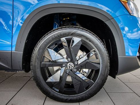 New 2026 Volkswagen Taos SE FWD image 4