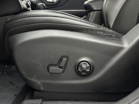 Used 2019 Jeep Cherokee Trailhawk image 25