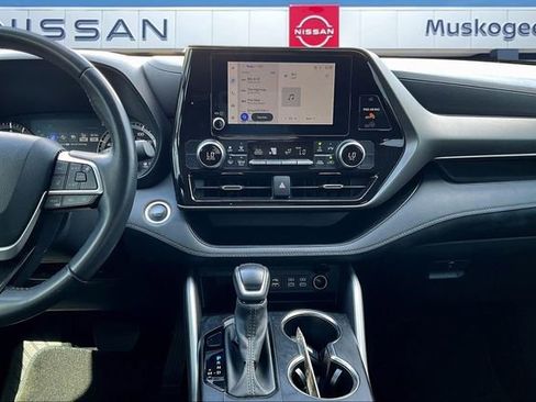 Used 2024 Toyota Highlander LE image 9