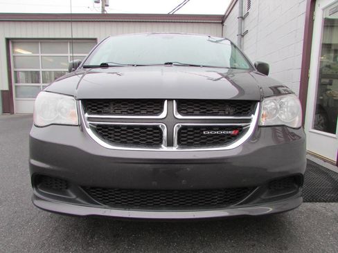 Used 2018 Dodge Grand Caravan SE w/ UConnect Hands-Free Group image 2