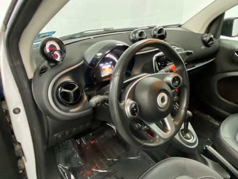 Used 2017 smart fortwo Prime RWD image 29