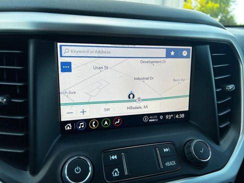 Used 2023 GMC Acadia SLT w/ Preferred Package image 19