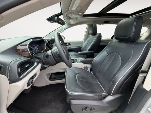 Used 2024 Chrysler Pacifica Limited FWD image 12