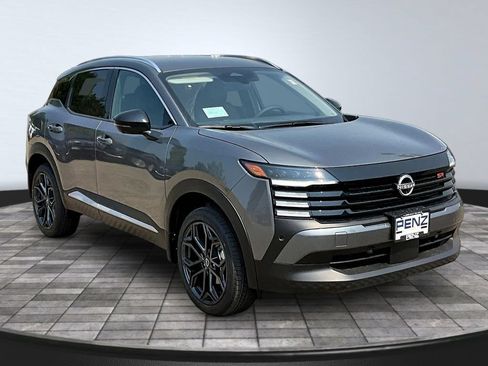 Used 2026 Nissan Kicks SR FWD image 2