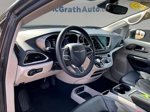 Used 2023 Chrysler Pacifica Touring-L FWD image 20