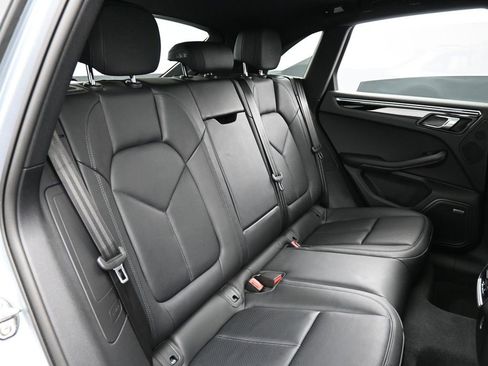 Certified 2025 Porsche Macan image 27