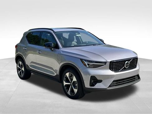 Used 2026 Volvo XC40 B5 Plus AWD/4WD image 5