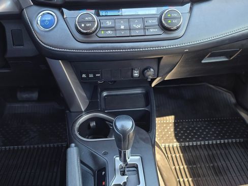 Used 2018 Toyota RAV4 XLE AWD/4WD image 17