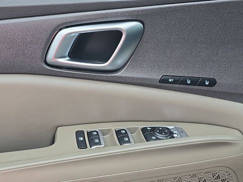 Used 2025 Kia Carnival EX FWD image 12