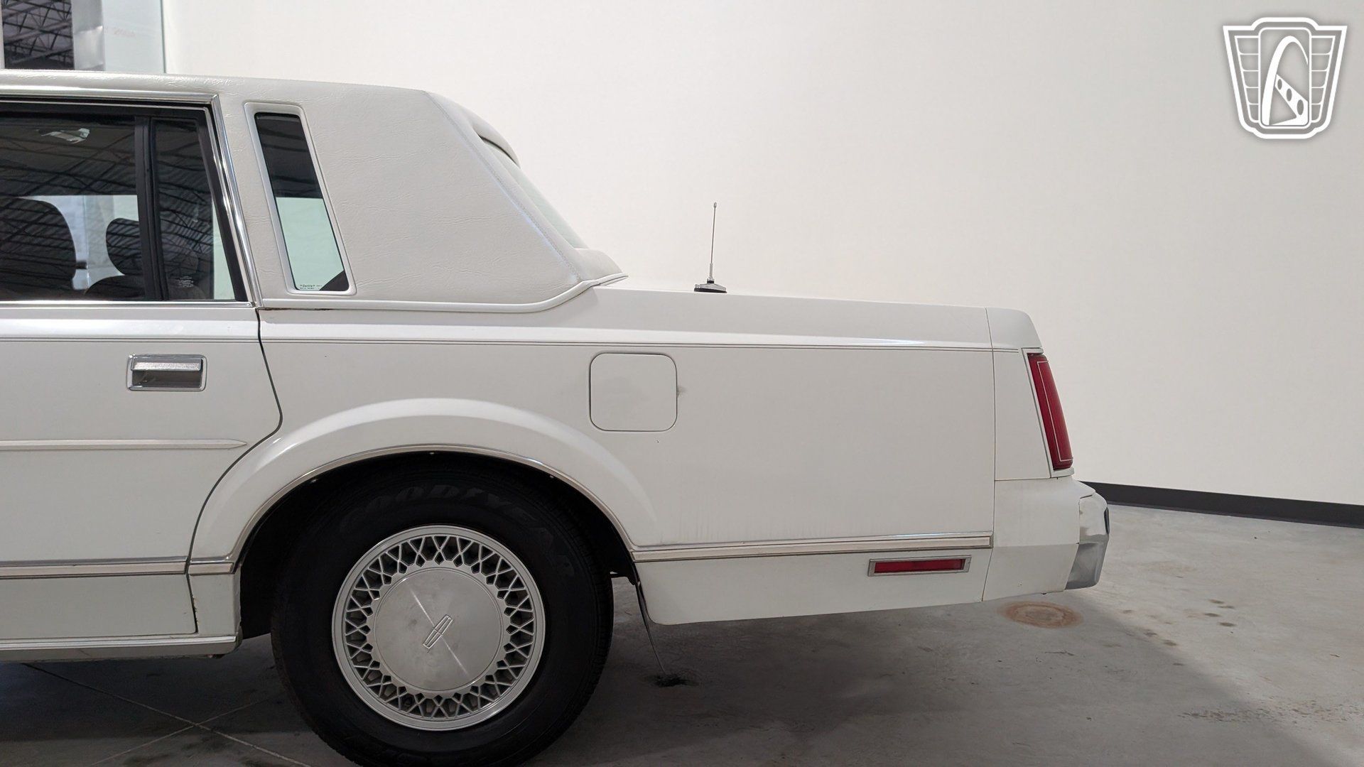 Used 1988 Lincoln Town Car RWD image 30
