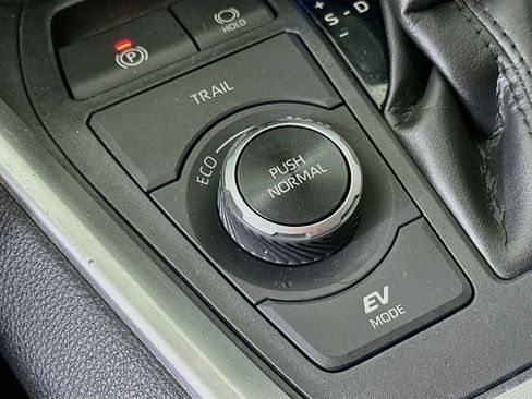 Used 2020 Toyota RAV4 LE w/ All Weather Liner Package AWD/4WD image 25