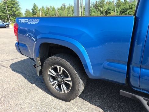 Used 2017 Toyota Tacoma TRD Sport AWD/4WD image 36