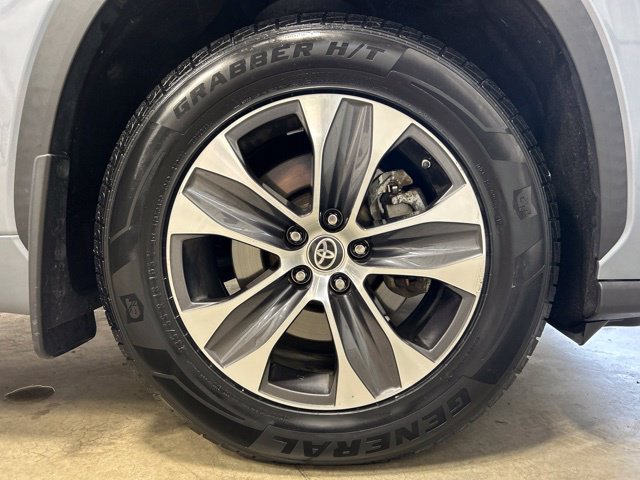Used 2020 Toyota Highlander XLE AWD/4WD image 10
