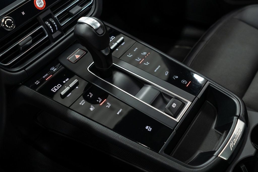 Used 2024 Porsche Macan AWD/4WD image 16