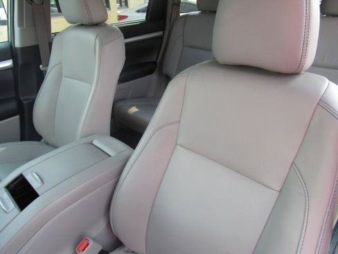 Used 2019 Toyota Highlander XLE AWD/4WD image 21