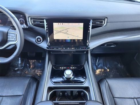 Used 2023 Jeep Wagoneer L Series III image 12