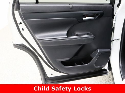 Used 2023 Toyota Highlander XLE image 28