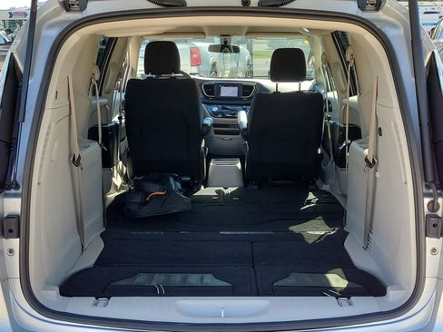 Used 2022 Chrysler Voyager LX image 12