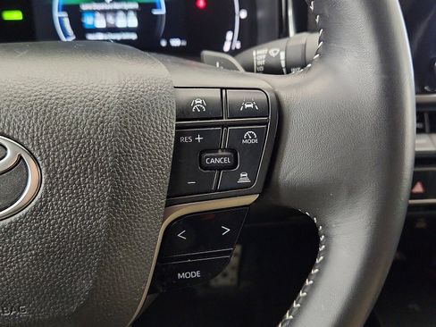 Used 2025 Toyota Camry SE w/ Convenience Package image 18