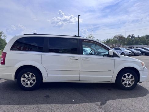 Used 2008 Chrysler Town & Country Touring FWD image 4