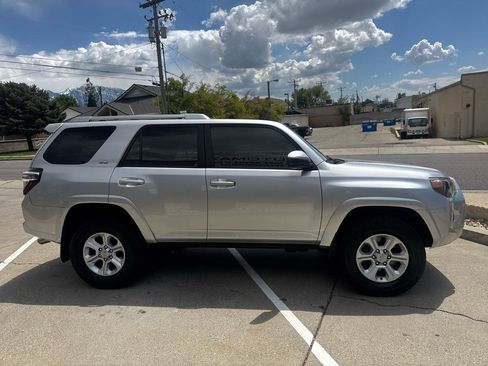 Used 2017 Toyota 4Runner SR5 AWD/4WD image 4