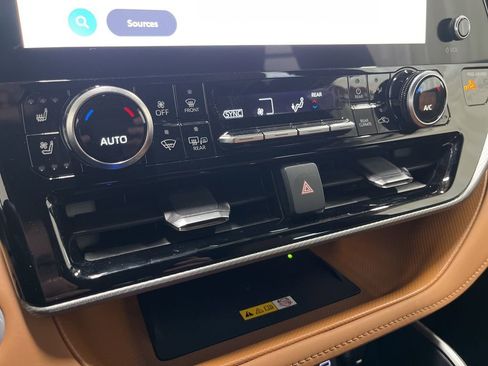 Used 2024 Toyota Highlander Platinum image 15