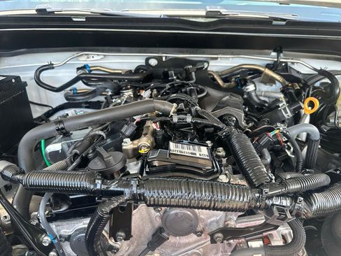 Used 2025 Toyota Tacoma SR5 AWD/4WD image 24