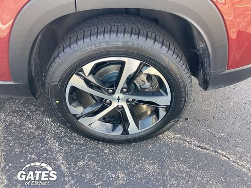 Used 2024 Chevrolet Trax RS w/ Sunroof Package FWD image 36