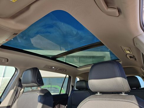 Used 2023 Volkswagen Tiguan SE w/ Panoramic Sunroof Package image 13