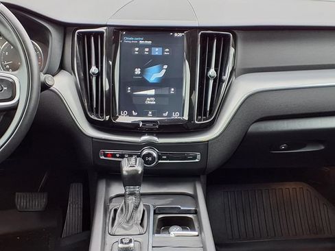Used 2018 Volvo XC60 T5 Momentum w/ Vision Package AWD/4WD image 8
