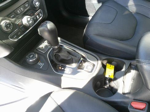 Used 2021 Jeep Cherokee Limited image 15