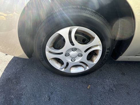 Used 2004 Saturn ION Level 2 FWD image 9