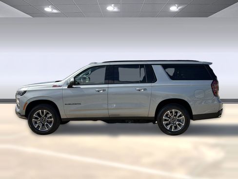 Used 2025 Chevrolet Suburban Z71 image 2