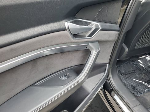 Used 2022 Audi e-tron Prestige image 16