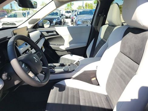 New 2025 Mitsubishi Outlander SE image 19