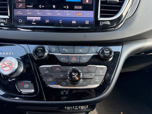 Used 2025 Chrysler Pacifica Select FWD image 17