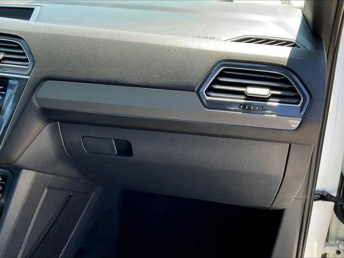 Used 2022 Volkswagen Tiguan SE R-Line image 21