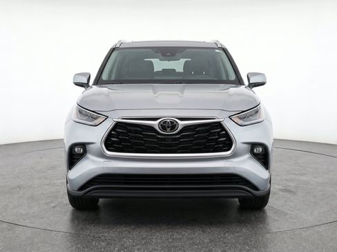 Used 2025 Toyota Highlander LE FWD image 2