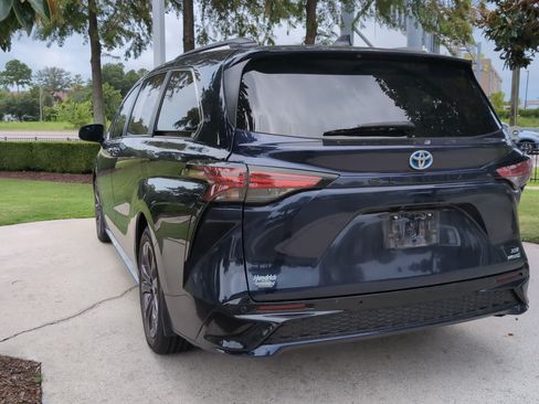 Certified 2024 Toyota Sienna XSE FWD image 8