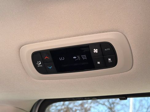 Used 2024 Chrysler Pacifica Touring-L FWD image 17