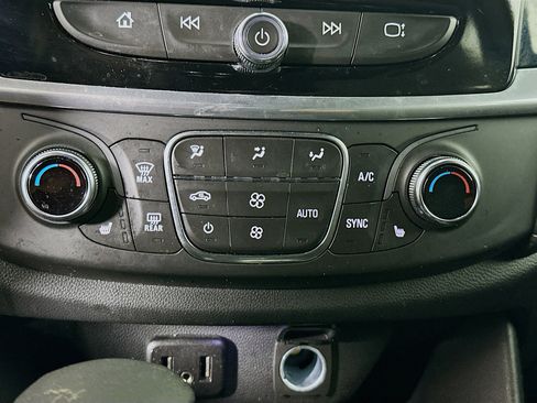 Used 2023 Chevrolet Traverse LT image 23