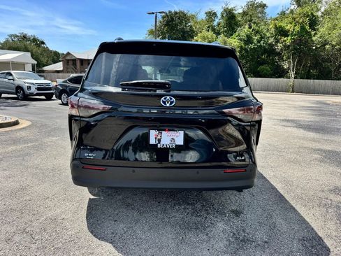 Used 2025 Toyota Sienna XLE FWD image 8