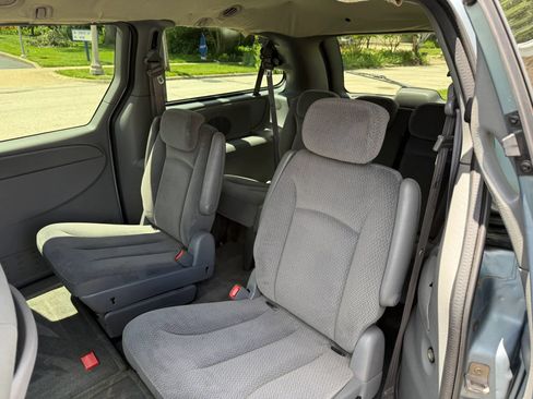 Used 2005 Chrysler Town & Country LX w/ Popular Equipment Group II FWD image 5