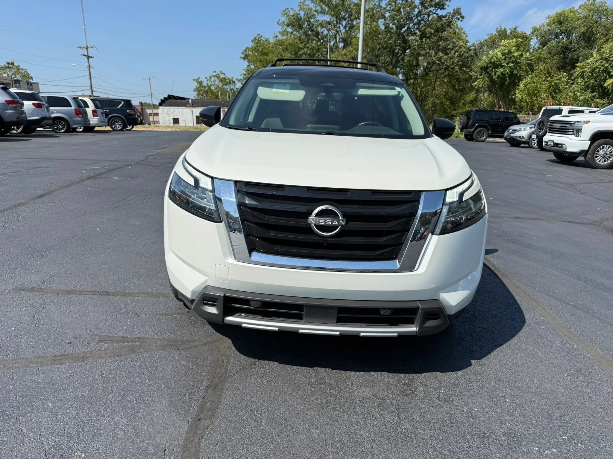 Used 2023 Nissan Pathfinder SL AWD/4WD image 2