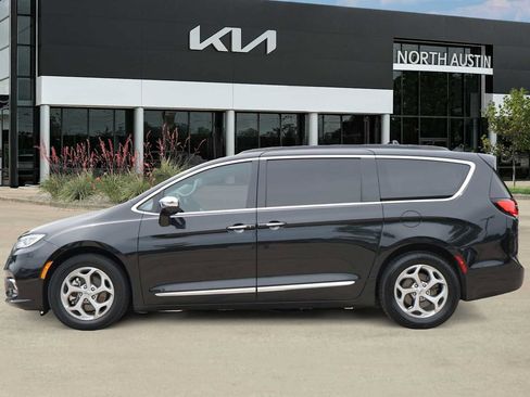 Used 2022 Chrysler Pacifica Limited FWD image 3