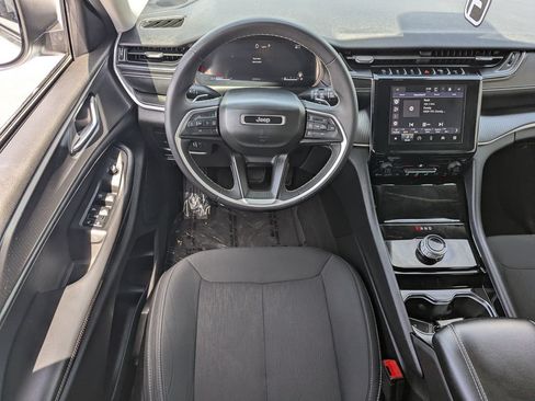 Used 2023 Jeep Grand Cherokee Laredo RWD image 28