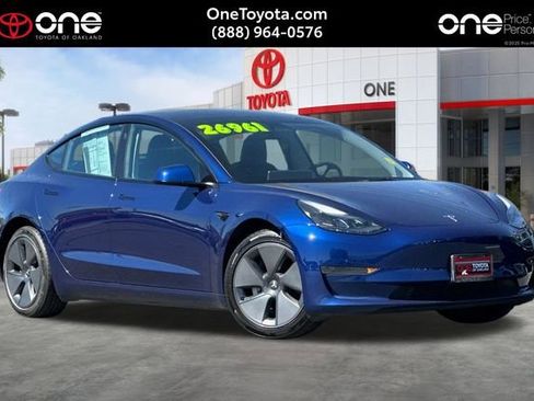 Used 2023 Tesla Model 3 Standard Range image 1