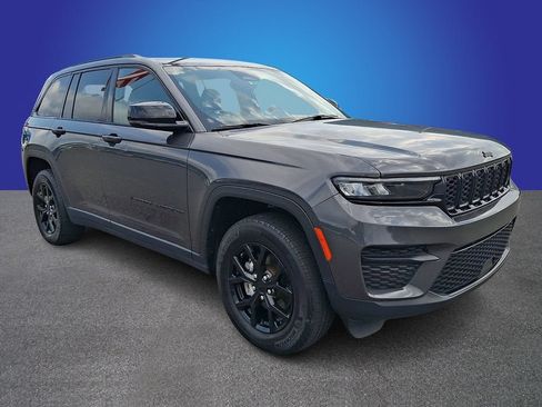 Used 2024 Jeep Grand Cherokee Altitude AWD/4WD image 3