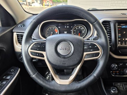 Used 2017 Jeep Cherokee Limited AWD/4WD image 19