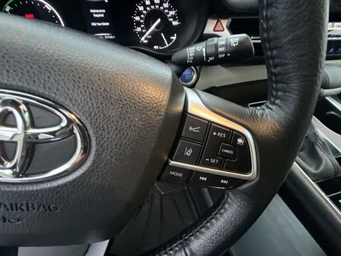 Used 2022 Toyota Sienna XLE image 15